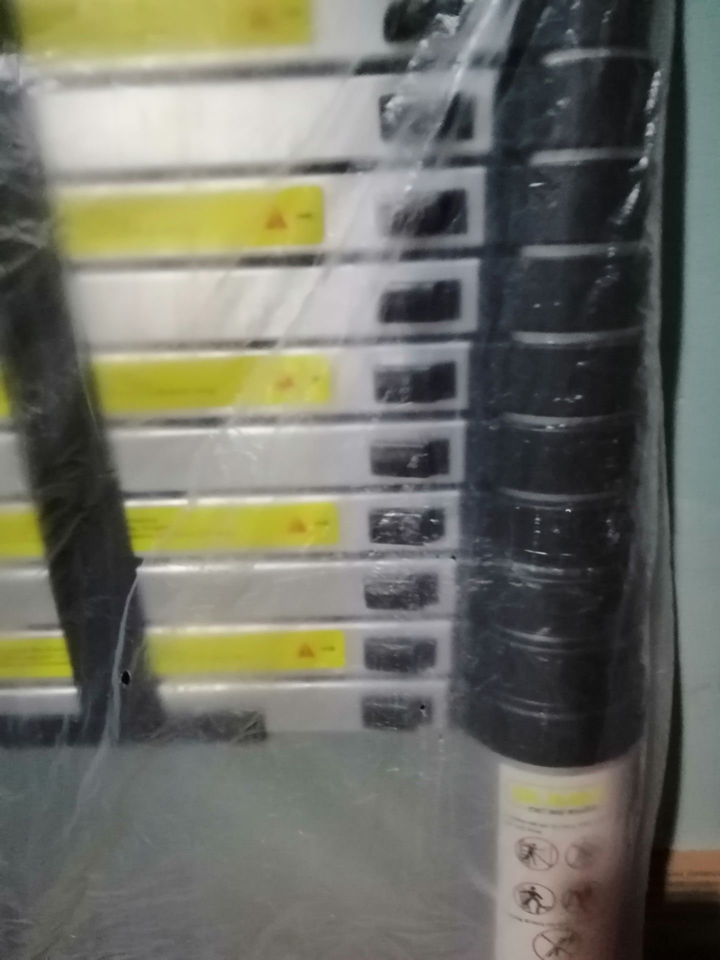 Tưởng nặng lắm, nhưng mình vẩn rinh nổi nha, ban đầu còn sợ nặng, thấy có chốt trên mỗi bậc nhưng không biết thời gian có lờn không,tạm thời ok