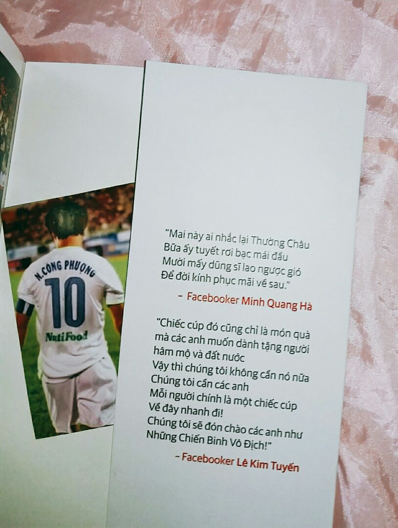 Sách khiến những người đi cùng bóng đá Việt Nam nhớ lại nhiều kỉ niệm với lứa Công Phượng, Xuân Trường, Tuấn Anh.... Đọc xong có cảm giác nghẹn nghẹn, cảm động lắm, cái cảm giác đang sống lại trong không khí bóng đá hồi tháng giêng. Cảm ơn vì đã xuất bản cuốn sách này!