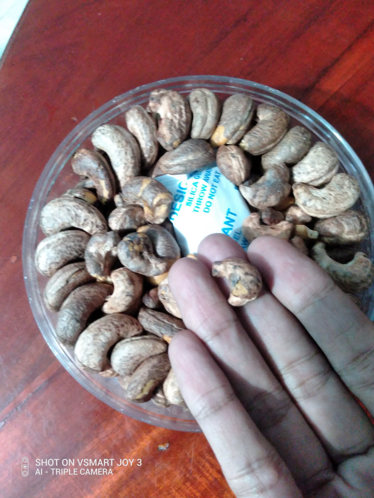 bán buôn giang manh, sẽ không bao giờ mua lại, xoay vòng vòng được vài hạt nguyên, mở ra bên trong toàn hạt vụng, mốc.