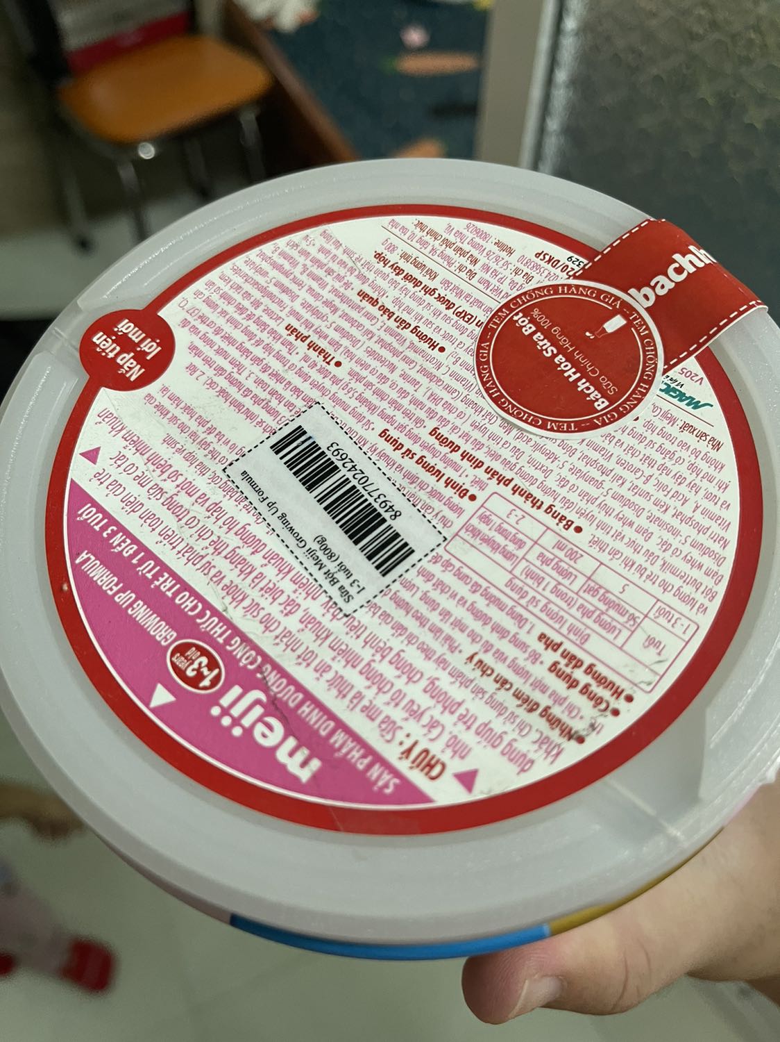 Sản phẩm giao hàng nhanh chóng.

Mình đặt 3 ngày là có hàng rồi.

Về so sánh thử với sữa mua ngoài hàng thì không khác gì về bao bì cả.

Chất lượng mình nghĩ cũng sẽ tương đương thôi :D