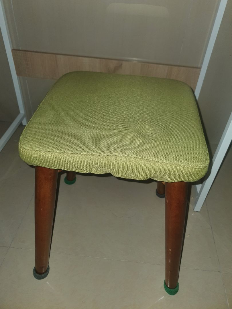 Tổng thể ok, chân ghế hơi bị chinh nên phải móc len để kê lên cho bằng. Tổng thể ok, chân ghế hơi bị chinh nên phải móc len để kê lên cho bằng.