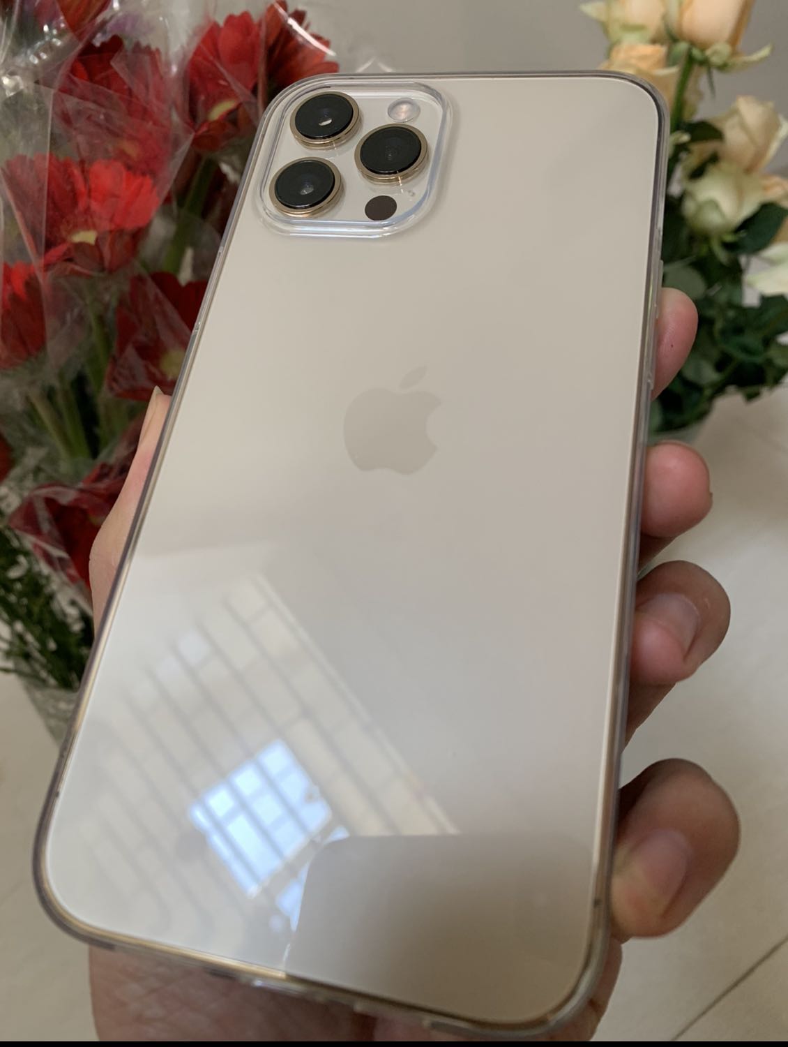 Ốp đẹp, trong, vừa khít dt. Được một cái là chỗ camera nhựa gờ lên 1 chút nên để ngửa dt không bị cấn vào camera