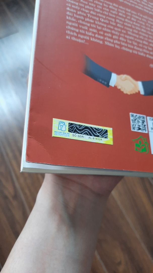 sách lúc nhận có màng co nilong nhưng đã bị rách và sách bị quăn, sờn ở gáy và góc sách. nói chung sách đã không được bảo quản tốt. giá mua sale nên khả năng sách sẽ k đẹp như mơ được. ?. nội dung thì mỗi ng đọc sẽ cảm nhận và thu nhận được theo tùng cá nhân. sách in cỡ chữ to dễ đọc và thoải mái. cầm rất chắc tay nên nếu k thương thuyết được bằng lời có thể đổi phương án nhanh ?