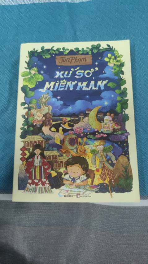 Đây là một quyển sách thiếu nhi do Jun Phạm viết, nhưng không có nghĩa là với người lớn đây là một quyển sách chỉ dành cho trẻ con, mà nó còn là một lời nhắn nhủ "Cho dù bạn trưởng thành, thì vẫn hãy nhớ rằng bên trong bạn luôn có một đứa trẻ hồn nhiên, vui tươi tồn tại."

Sách được in rất đẹp, mỗi chương sẽ có một tông màu chủ đạo cùng với hình ảnh minh họa bắt mắt. Trong chuyến phiêu lưu đầy kì ảo này, Tò He (bookmark) sẽ luôn ở bên cạnh và giúp bạn ghi nhớ mình đã đặt chân đến đâu trong cuộc hành trình.

Đây là một quyển sách đáng yêu cho cả trẻ nhỏ và những người đã từng là trẻ nhỏ.