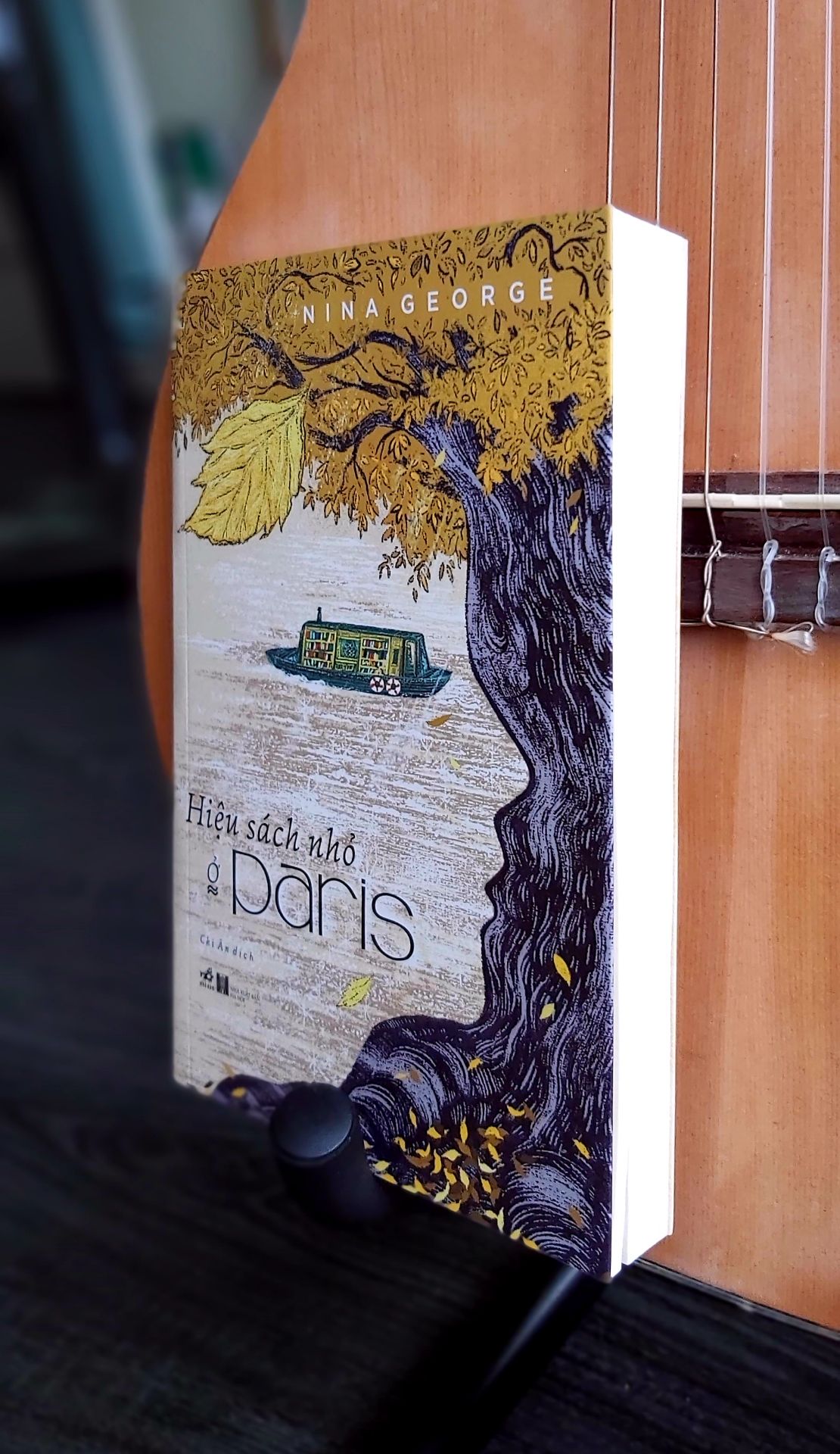 Jean Perdu, chủ một hiệu sách nhỏ ở Paris mang tên Hiệu thuốc văn chương, có biệt tài lắng nghe người khác. Ông bán sách cho độc giả như kê đơn thuốc cho tâm hồn họ. Ông sống bình dị và lặng lẽ, cho đến một ngày một sự tình cờ buộc ông phải xới lên quá khứ sâu thẳm đã chôn vùi hai mươi năm trời, để rồi dấn thân vào một hành trình đầy bi thương … “ Nếu bạn đang muốn bị mê hoặc đến quên cả. Sự đời trong vòng vài giờ đồng hồ, hãy ngồi xuống và đọc cuốn tiểu thuyết thông minh và hấp dẫn này."