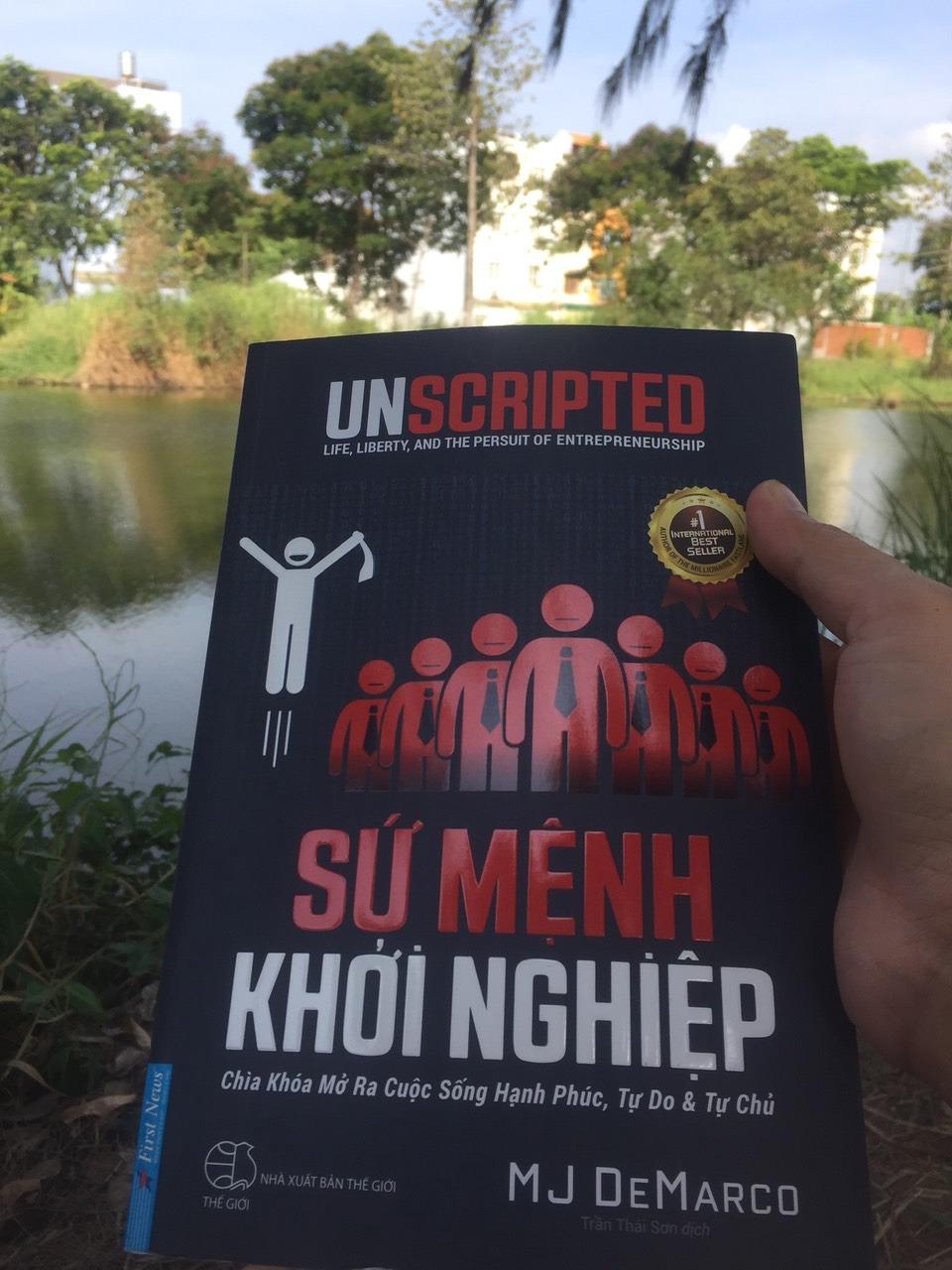 Sách đóng gói cẩn thận, giao hàng nhanh.
Sách dày hơn 300 trang được in trên giấy tốt sắc nét cầm rất nhé.
Sách rất hay về khởi nghiệp, có thể nói đây là một trong những sách hay nhất về khởi nghiệp mà mình từng đọc. Bản dịch rất tốt và ít lỗi, đọc không có cảm giác như là sách dịch.
Mình sẽ giới thiệu sách thêm cho bạn bè và người thân. 
Rất nên đọc!