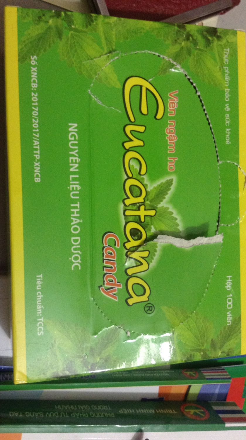 Đặt hàng do nhìn nhầm tên, cứ nghĩ là Eugica lại hoá ra Eucatana. Nhác qua dễ thấy màu chủ đạo, font chữ tương tự nhau. Nhưng đây là sản phẩm của các cty dược khác nhau. May là sản phẩm dùng cũng ổn , chắc không phải hàng nhái. Tin Tiki