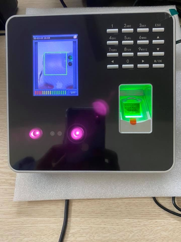 Máy chấm khuôn mặt rất ok, có cả thêm chức năng vân tay và thẻ, shop hỗ trợ nhiệt tính, hàng giống hình.