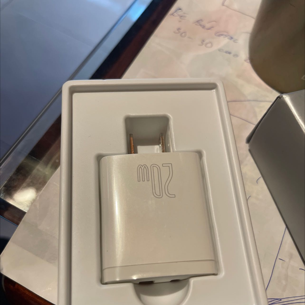 Đặt mầu đen lại đưa mầu trắng mà chân lại lọi khác😥😥