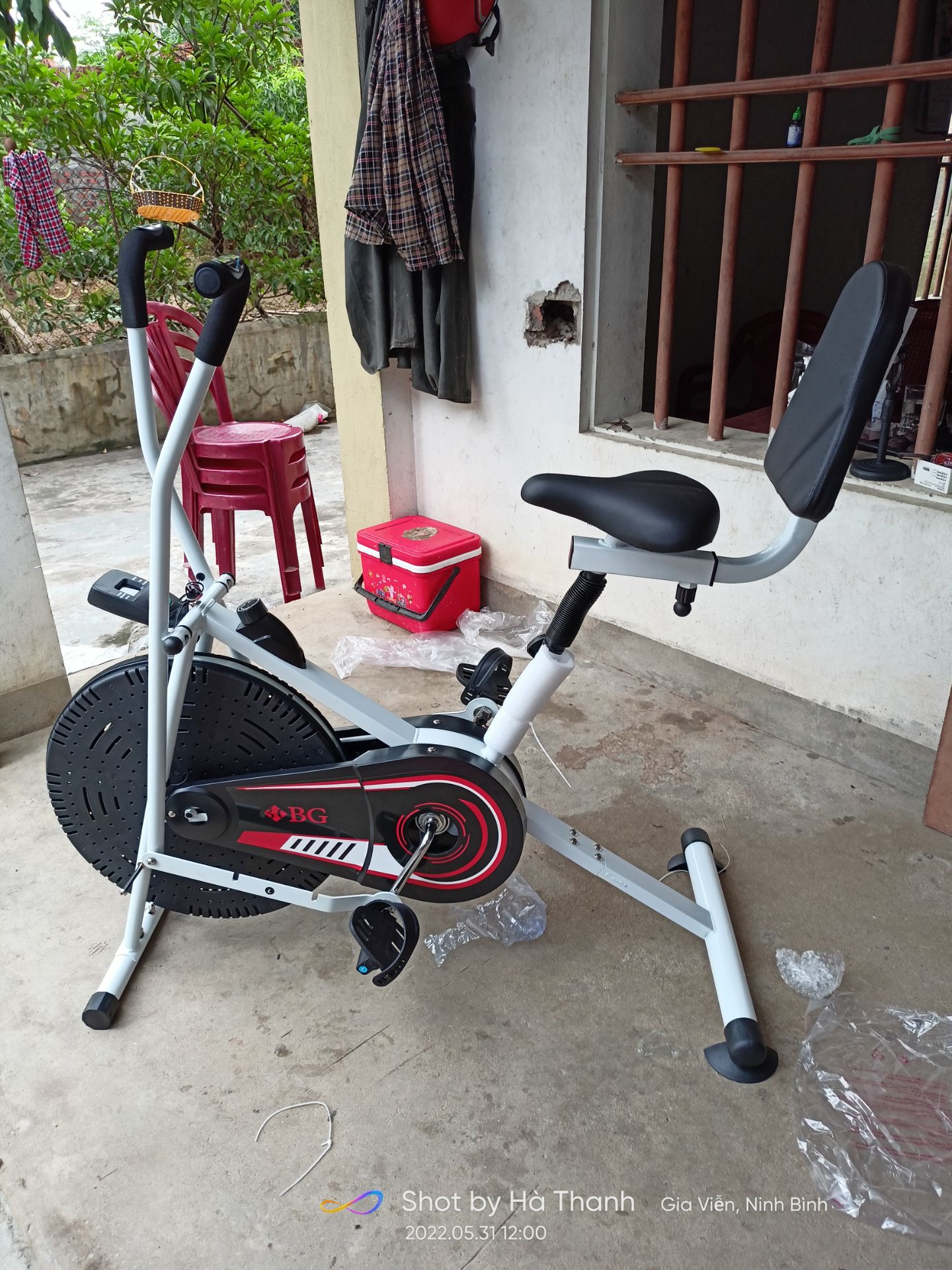 Hàng chuẩn như đã nói. lắp ráp đủ không thiếu linh kiện. vấn đề vận chuyển còn méo móp, bể rách hộp. nhân viên giao hàng kém nhiệt tình kêu hàng nặng, cồng kềnh nói khách ra bưu cục kiểm tra