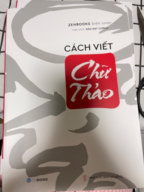Sách và giấy đẹp nhưng có 1 quyển dính vết bút bi nho nhỏ ngay góc trái nên hơi tiếc xíu. Sách và giấy đẹp nhưng có 1 quyển dính vết bút bi nho nhỏ ngay góc trái nên hơi tiếc xíu.
