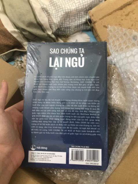 Giao hàng rất nhanh,tuy ở tỉnh lẻ nhưng 2 ngày đã nhận được hàng.Sau khi unbox thì cảm thấy vô cùng bất ngờ vì sách được bao bọc vô cùng cẩn thận (có thể thấy như trong ảnh) khiến mình rất hài lòng.Mặc dù chưa đọc nhưng cho hẳn 5 sao về mặt chuẩn bị. Giao hàng rất nhanh,tuy ở tỉnh lẻ nhưng 2 ngày đã nhận được hàng.Sau khi unbox thì cảm thấy vô cùng bất ngờ vì sách được bao bọc vô cùng cẩn thận (có thể thấy như trong ảnh) khiến mình rất hài lòng.Mặc dù chưa đọc nhưng cho hẳn 5 sao về mặt chuẩn bị.