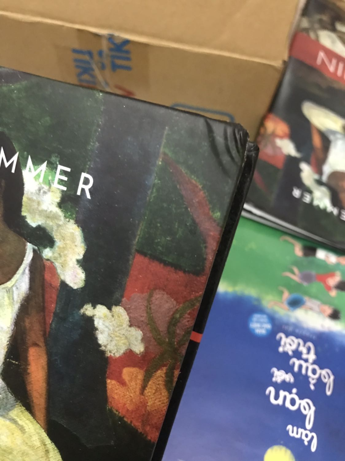 Sp mình đánh giá 5 sao nhưng khâu đóng gói của tiki chỉ 3 sao là cao. Mua mấy cuốn sách đẹp là chỉ lo nhận có vấn đề. Thấy cái thùng kiểu này chưa mở ra đã lo rồi. Cuốn sách đẹp như vậy mà móp bìa làm mình rất tiếc.