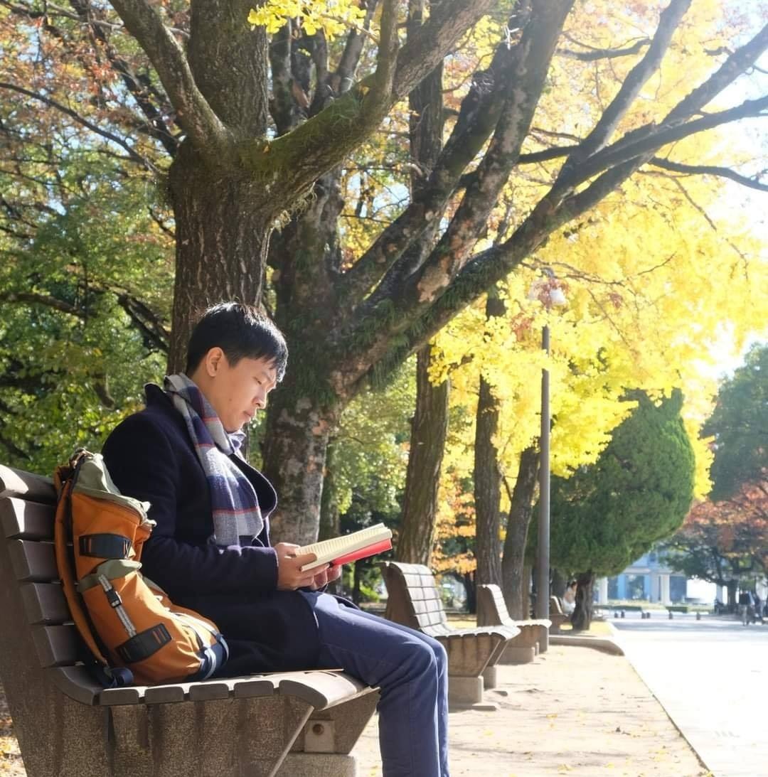 Đây là một cuốn sách kiến thức tổng hợp thú vị về chủ đề lãnh đạo. Độ khó của sách thuộc mức độ trung bình đến cao, nên sẽ khá khó cho bạn chưa đọc sách nhiều, đặc biệt với ai chưa từng lãnh đạo đội nhóm. Nếu nói về độ ngấm và hiểu, mình đoán với mình chắc mới tầm 20-30%, bởi vì chủ đề lãnh đạo, quản lí là một chủ đề rất rộng, bao gồm rất nhiều kiến thức xuyên suốt nhiều mảng từ quản trị kinh doanh đến nhân sự, từ tầm nhìn đến việc lập kế hoạch và thực thi trong thực tế, từ việc ra quyết định trong hoàn cảnh thuận lợi đến bản lĩnh dẫn dắt đội nhóm trong nghịch cảnh. Cuốn này xứng đáng là cẩm nang cho người lãnh đạo có thể dở ra đọc và nghiền ngẫm nhiều lần. 
Lãnh đạo là việc không hề đơn giản, vì ngoài việc phải lèo lái con thuyền đưa tổ chức đến kết quả (lãnh đạo mà không đạt được kết quả là một lãnh đạo tồi), bạn phải làm việc liên tục với con người, mà con người vốn rất phức tạp, tổ chức càng lớn thì việc lãnh đạo càng khó. Ngoài ra mọi người hay băn khoăn lãnh đạo là ở bẩm sinh hay do rèn luyện mà thành. Mình thì đồng quan điểm với tác giả, không có gì là không học được, chỉ là bạn muốn và thực sự dám theo đuổi đến cùng hay không. "Lãnh đạo là tổng hòa của đam mê, chính trực, khát vọng học tập cả đời, cống hiến, tư duy chiến lược và chăm chỉ".

Kiến thức và các chia sẻ trong sách không chỉ của riêng tác giả mà là tập hợp kinh nghiệm và lời khuyên quý báu của các top CEO, các doanh nhân và các guru kinh doanh hàng đầu thế giới như Jack Welch - General Electric, Terry Leahy - Tesco, Richard Koch - Nguyên lý 80/20.. Như các bạn có thấy qua trong mục lục sách, tác giả định hình việc lãnh đạo bắt đầu từ lãnh đạo bản thân -> lãnh đạo đội nhóm -> lãnh đạo tổ chức. Ý là muốn trở thành một người lãnh đạo tầm cỡ, bạn phải bắt đầu từ chính mình, làm tốt từ việc dẫn dắt nhóm nhỏ mới đến dẫn dắt được tổ chức lớn. Quan điểm này khá giống triết lý của phương Đông: tu thân, tề gia, trị quốc, bình thiên hạ. Muốn làm việc lớn phải bắt đầu từ việc nhỏ trước và cũng giống như lời thầy Nguyen Thai Duy luôn dạy: Bạn ra kinh doanh, muốn làm tốt và dẫn dắt được người khác, trước hết bạn phải ngon, ý là bạn phải có kỉ luật, can đảm, biết làm chủ thời gian, biết quản trị cảm xúc tốt (EQ), dám ra quyết định và khiêm tốn ham học hỏi. 
 
Nội dung kiến thức trong sách thì rất nhiều và mình đảm bảo nếu bạn muốn học về lãnh đạo, bạn sẽ không thấy hối tiếc khi dành thời gian đọc sách này vì có rất nhiều kiến thức có thể áp dụng ngay và mang lại hiệu quả rõ rệt trong việc điều hành của bạn, dù là một đội nhóm nhỏ hay một công ty lớn. Còn luôn không có con đường tắt, cách tốt nhất để trở thành một người dẫn dắt hàng đầu là nhảy vào làm, ta không thể biết bơi và bơi giỏi nếu không nhảy xuống nước. Trong quá trình làm, đối chiếu liên tục giữa liến thức và thực tế, khi đó việc học (đọc sách) mới trở thành bài học kinh nghiệm mang lại lợi ích đến cuộc sống của không chỉ bạn và những người xung quanh ???!

Hãy kết nối với mình qua *** Huỳnh Dương bạn nhé!