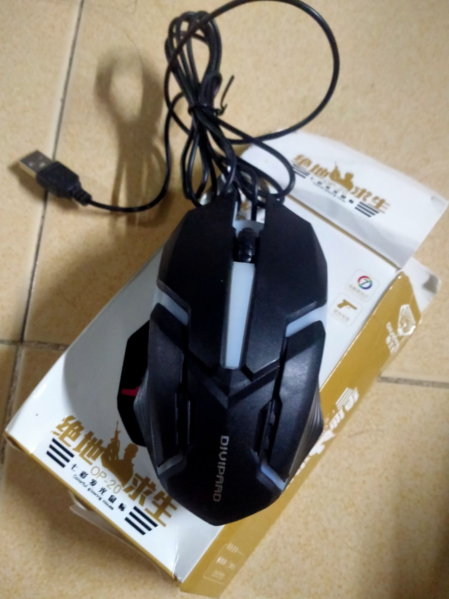 Giá rẻ mà sản phẩm chất lượng ạ. Màu sắc thay đổi liên tục làm chỗ học sáng lên. Mình rất ưng