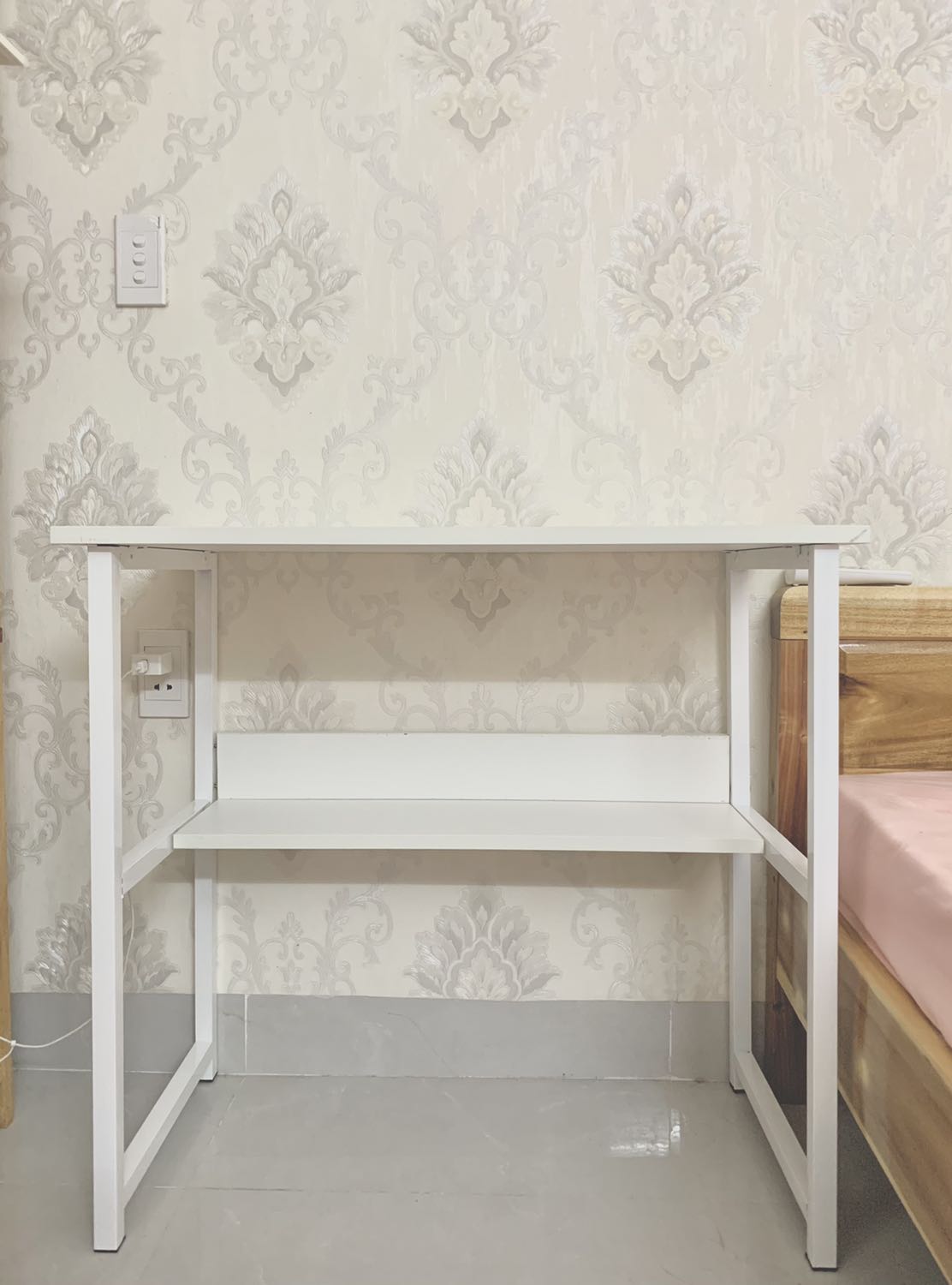 Bàn đóng gói đẹp, có miếng đệm 4 góc bàn, bàn sau khi lắp ráp khá chắn chắn, không bị rung lắc, dễ lắp ráp nữa, shop giao đúng màu mình chọn.
Tuy nhiên còn 1 vài chỗ mình không thích lắm là bàn bám bụi khá nhiều, miếng kệ bên dưới hơi không khớp lắm, vài chỗ bị xước nhưng trong mức chấp nhận được, nếu bạn cần một sản phẩm phù hợp túi tiền và không gian phòng hẹp thì mình recommend bàn nha, nhỏ gọn dễ thương ??