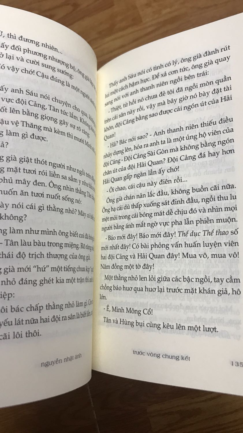 Sách không bọc nhưng đẹp và mới, shipper thân thiện. 
Thoạt đầu quyển này miêu tả diễn biến trận đấu là nhiều nên những người như mình (không yêu thích đá banh) có thể không có hứng đọc lắm nhưng càng về sau càng nhân văn. Mình hiểu được là tinh thần thể thao như thế nào, trọng tài cũng không phải dễ làm. Góc nhìn từ vài khán giả theo dõi trận đấu thiên vị cho đội mình thích nên không buông lời thoá mạ trọng tài và những cầu thủ sơ sẩy trên sân bóng. Với những người nghĩ giỏi thể dục thể thao thì không cần phải học tốt ở trường thì sai hoàn toàn, nó không chỉ đơn giản là sự luyện tập hằng ngày mà còn có những kiến thức toán học,... khác khi tìm hiểu về bóng đá. Nếu không học thì đọc những từ đó sẽ không hiểu được.