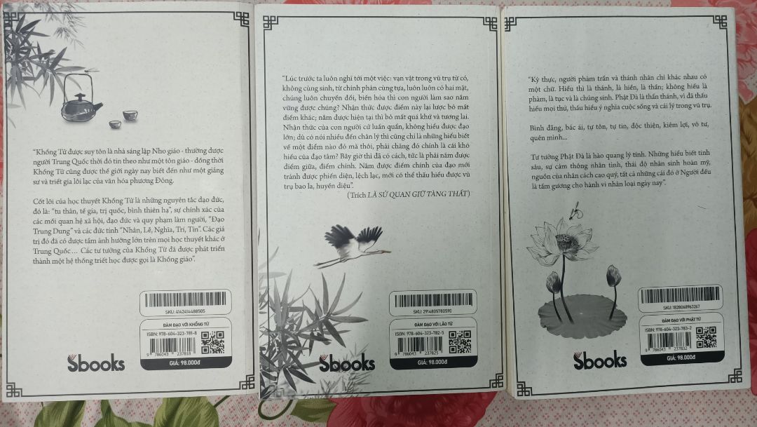 Trong 3 cuốn này thì cuốn Lão Tử là hay nhất bởi sự dễ đọc của ngôn từ, bài học cũng gần gũi cuộc sống hơn; đúng chất "đàm đạo" bởi nó giúp bạn có nhiều cái nhìn cuộc sống, bình tâm hơn và sống dễ dàng, chuẩn mực hơn. Đọc xong thấy rất nhẹ lòng.

Cuốn "Khổng Tử" thì chủ yếu bàn về chính trị không à, với nói luyên thuyên về  Khổng Tử, ngoài ra các cuộc nói chuyện rất là "tương đối" (kiểu ko có câu nói nào là chắc chắn hết, cứ nói ra rồi giải thích "ko phải vậy", "ý ko phải thế"...khiến mình thấy "ba phải" sao sao ấy ^^. Các bài học rất rất ít luôn và thấy nó không hợp cho các bạn đâu. Đừng thấy danh xưng "Khổng Tử" mà nghĩ đọc được nó thì trở nên tinh thông, thanh cao, trí thức. :v

Cuốn "Phật Đà" là cuốn tác giả viết DỞ nhất. Phật là người rất gần gũi với chúng ta vì nước ta chủ yếu là đạo Phật nên rất nhiều người sẽ hi vọng rất nhiều về nội dung của cuốn này. Nhưng đọc xong thấy thất vọng tràn trề luôn mn ạ. Nó không đúng chất "Đàm Đạo" mà cứ như là "Kể sử" vậy. kể về cuộc đời của Phật rồi các học trò. Phần lớn sách là cuộc nói chuyện của Lâm Thấm với Lý Giác Minh chứ không phải là Phật Đà. Chương 1 các bạn không nên đọc vì nó viết rất chán. Các chương gần cuối cũng vậy. Các bài học rút ra từ cuốn này thì nhiều hơn cuốn "Khổng Tử" một chút. Nhưng cách viết của tác giả khiến các bạn đọc xong là mất niềm tin vào giáo lý Phật luôn ấy. Rồi tác giả kiểu tân bóc Trung Quốc nữa. Mình khuyên các bạn không nên mua cuốn này. Nếu thành tâm với Phật thì nên tìm đọc các cuốn khác hoặc vào chính trang Phật giáo trên mạng đọc nhé. sẽ tốt hơn.

Tóm lại 3 cuốn thì chỉ nên mua "Lão Tử" thôi (đánh giá 4.5*) . Mình cho trung bình 3 cuốn là  3* vì đọc quá nhiều trang và tốn thời gian mà bài học không xứng đáng cho lắm với công sức bỏ ra. 
p/s lời nhận xét của mình mang ý kiến cá nhân và thành thật chứ không như quảng cáo đâu nhé. các bạn đừng để bị ***. và nếu ai muốn mua 3 cuốn thì cứ mua. Vì đọc sách dù gì cũng là việc tốt hơn bấm đt, chơi game mà nhỉ :D