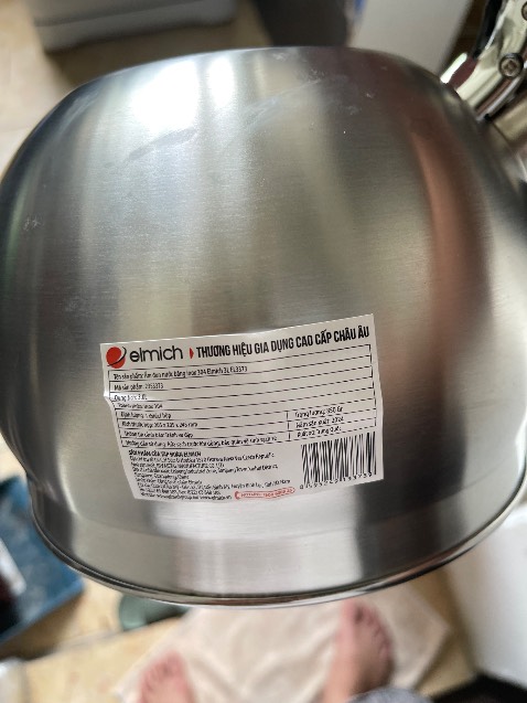 Các bạn giao cho tôi hàng mới hay hàng trưng bày, hay hàng cũ?  Cái hộp thì cũ mèm, nát như bị quăng ở xó.  Bên ngoài ấm thì lem nhem. Cái tem dán thì nhăn nhúm. Cái thẻ thì bẩn, sờn góc.