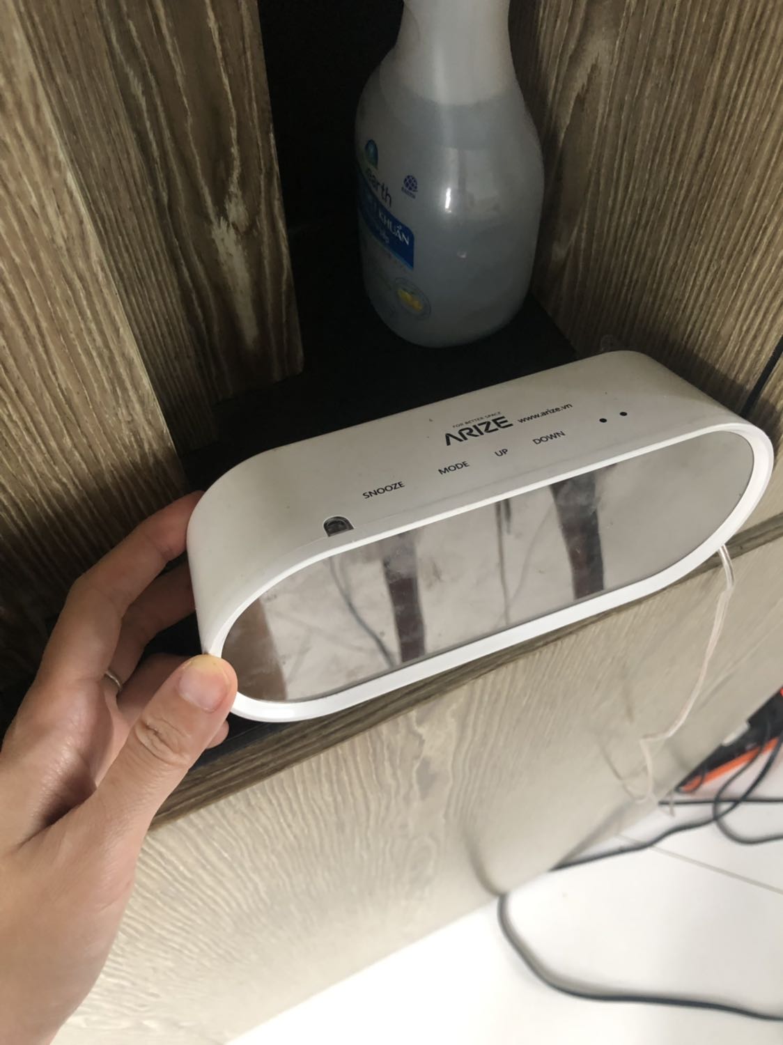 Sản phẩm giá cao nhưng chất lượng và tính năng quá tệ 
1. Màn hình xài pin thì ko sáng đèn, muốn sáng đèn hiển thị giờ thì phải đến chạm vào. Còn muốn luôn sáng đèn thì phải cắm sạc. 
2. Chưa kể, mua chưa được 1 tháng chui gắn vào đồng hồ bị lỗi lỏng giắt cắm, nên điện chập dựt đèn lúc sáng lúc tắt. Do đó mình phải dùng băng keo dán chặt để cố định giắt cắm 
3. Sau 4 tháng thì đèn bị lỗi, giờ sử dụng pin hay giắt cắm điện của không hiển thị 
Khuyên không nên mua chỉ tốn tiền Sản phẩm giá cao nhưng chất lượng và tính năng quá tệ 
1. Màn hình xài pin thì ko sáng đèn, muốn sáng đèn hiển thị giờ thì phải đến chạm vào. Còn muốn luôn sáng đèn thì phải cắm sạc. 
2. Chưa kể, mua chưa được 1 tháng chui gắn vào đồng hồ bị lỗi lỏng giắt cắm, nên điện chập dựt đèn lúc sáng lúc tắt. Do đó mình phải dùng băng keo dán chặt để cố định giắt cắm 
3. Sau 4 tháng thì đèn bị lỗi, giờ sử dụng pin hay giắt cắm điện của không hiển thị 
Khuyên không nên mua chỉ tốn tiền