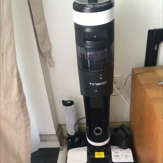 Máy dùng tốt, lau hút rất sạch, dễ sử dụng và cực kì tiện. Duy có 1 điểm trừ là ko lau được sát tường và các cạnh nội thất.