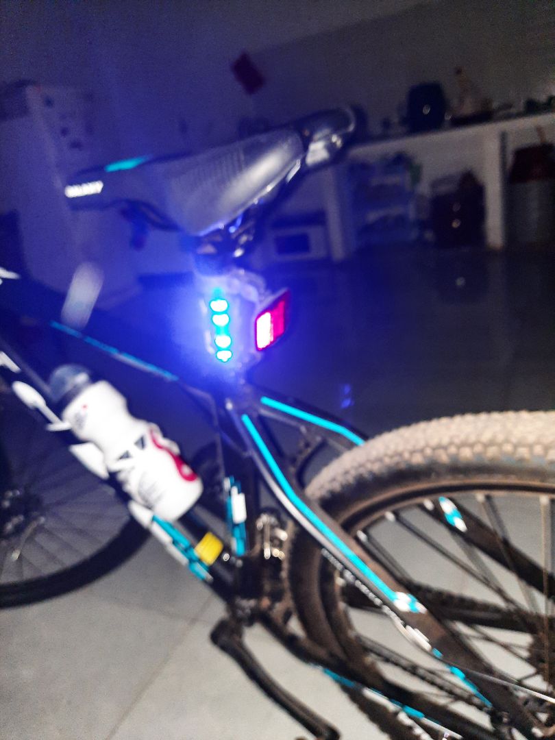 Mới nhận, chưa biết độ bền.
bạn có biết đèn pin đội đầu, nó đấy.
Sáng, tất nhiên là không đẹp bằng mấy cái khác nhưng sáng hơn. Mình thích điều đó.