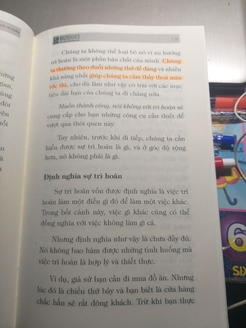 Nhìn chung, trình bày bìa và format khá nhã nhặn, tạo cảm giác thoải mái cho người đọc. Tác giả cho thấy được 1 số nguyên nhân gây TRÌ HOÃN và 1 số mẹo khắc phục khá hay. Có điều, tác giả viết khá dài dòng, ít truyền cảm hứng, dịch giả dịch 1 số chỗ hơi có vấn đề, vd: "Trì hoãn là việc trì hoãn hành động..." 0_0
Nói chung vì chất lượng giao hàng của Tiki nên khuyến khích cho 4*