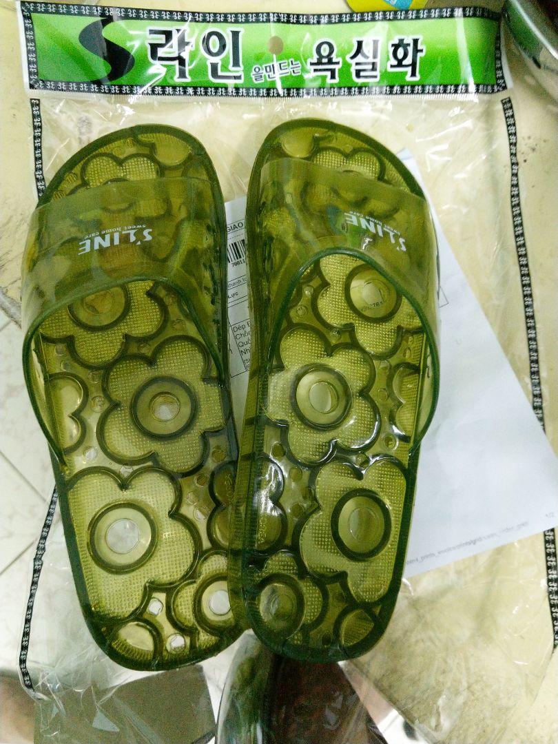 Nói chung là như hình. Dép đi êm mà không trơn. Nhựa ở mấy cái lỗ hơi xấu xí (lỗ tròn lỗ méo) nhưng mà hoạt động đúng chức năng cũng đc rồi. 1 điểm khó chịu duy nhất là chỉ có 1 size, vợ mình thì bị rộng mà mình thì bị chật, đi chật có cảm giác mún bung cái quai quá. Để dùng 1 thời gian coi độ bền đến đâu.