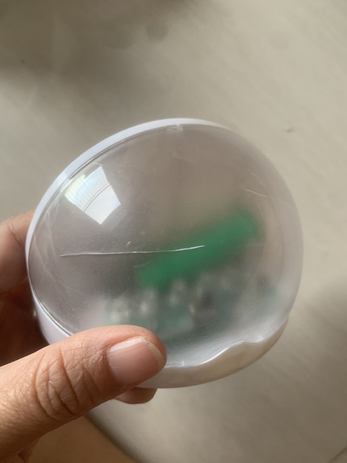 bóng đèn đã bị khui seal, vỡ nứt 2 đường, xúc pin. ko có tem phụ dán ngoài như bóng khác. Mình mua 3 bóng thì 1 bóng hỏng. Nếu như còn seal và tem phụ như 2 bóng còn lại thì có thể do vận chuyển, nhưng đây là bị khui rồi, hư hỏng vẫn giao cho khách. Quá tệ so với việc mình luôn tin vào chất lượng và dịch vụ của Tiki.