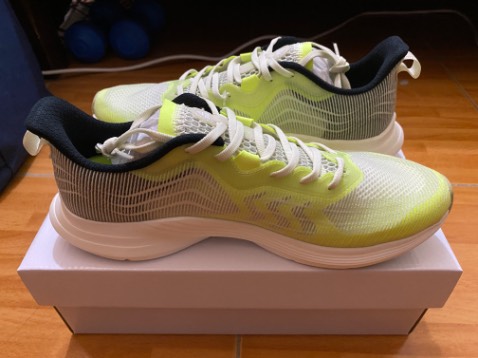 Giày êm, nhẹ và ôm chân, mình mua về chạy giải Long Biên kết quả rất tốt