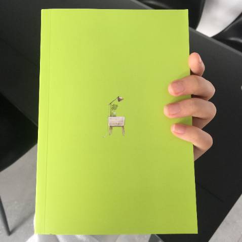 Từ nhỏ toàn phải ở chung phòng với chị, sắp xếp nhà cửa thì phải nghe theo bố mẹ. Bây giờ có phòng riêng tha hồ decor theo ý thích. Mình đã tậu hẳn em sách này về để học theo, hihi… và trên cả tuyệt vời luôn.

1.	Mình đặt Tiki now nên giao hàng siêu nhanh, gói hàng rất cẩn thận. (còn gặp bạn ship rất cute nữa).
2.	Chưa bh mình nhìn bìa để chọn sách, nhưng bìa em này đúng siêu phẩm, xinh cực, nhỏ gọn, màu xanh lá mát rượi, cầm trên tay mà sang hết cả người. 
3.	Sách in màu nên giấy cực xịn, ít chữ, nhiều hình mô tả, nên đọc không bị kiểu lý thuyết, thực hành thì cứ theo hình thui.
4.	Cuối cùng quan trọng nhất là nội dung: Đọc cuốn này mới thấy nhà mình là tổng thể của sự chắp vá, thường bày trí theo kiểu chỗ nào trống thì nhét đồ vào từ phỏng ngủ đến nhà tắm, trông bừa bộn và thảm họa dã man. Nhà thì rộng mà trông chẳng đâu vào đâu. Bây giờ có sách hướng dẫn về mình sẽ setup lại hết, nói có lý thì bố mẹ cũng phải nghe thui. Nói chung từ chất liệu, khoảng cách, hình khối đồ vật, cách bày trí để tiết kiệm không gian,… từ cái to đến cái nhỏ cứ liên quan đến thiết kế nhà thì ko thiếu một chi tiết nào, kể cả cái bóng đèn. Mình ko hiểu về kiến trúc lắm nên chỉ nói được vậy thôi. Các bạn nào mê kiến trúc chắc còn thích nữa. 

Mình join nhiều *** nói về decor nhưng nó như một biển thông tin vậy, cuốn này viết rất chi tiết, không thiếu một góc nào trong nhà, vừa khoa học lại vừa đáng yêu. Chỉ vì quá chim ưng nên mình muốn review 1 xíu, mình đi decor nhà tiếp đây. 

Nếu bạn có một căn phòng riêng bày trí theo ý của mình bạn sẽ chẳng muốn la ca bên ngoài đâu.