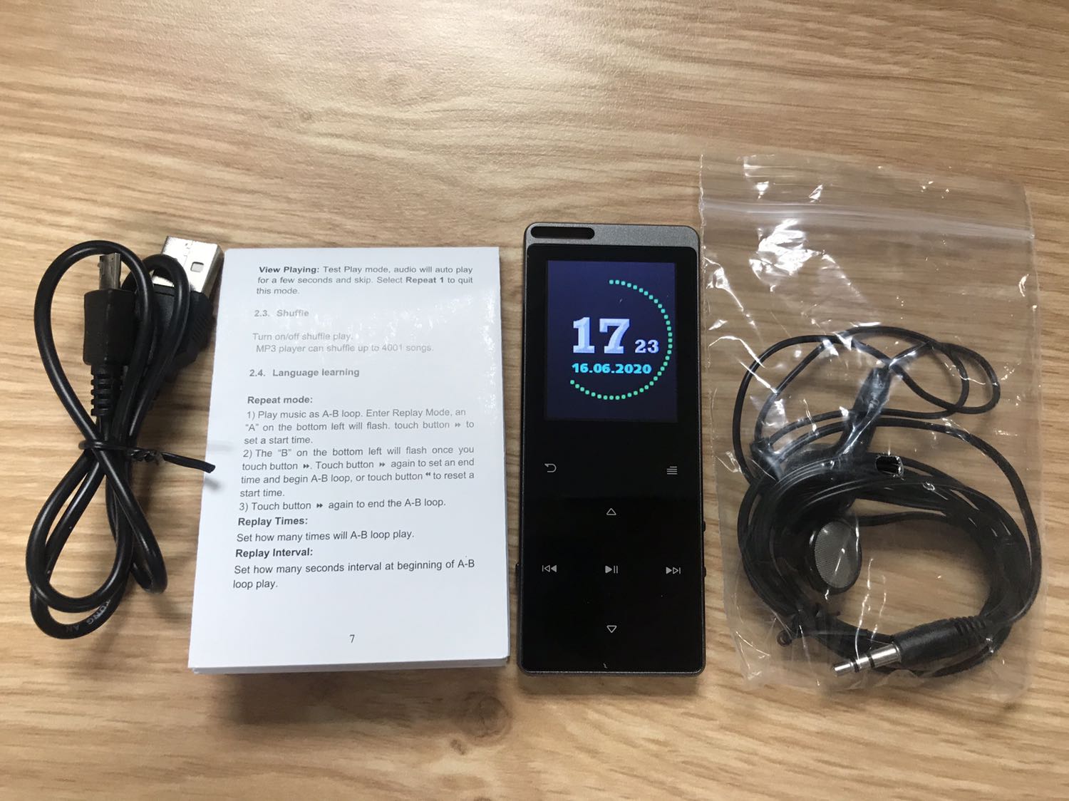 Giao hàng hơi chậm so với dự kiến. Hàng đúng mô tả, nhỏ gọn trong lòng bàn tay. Tai nghe tặng kèm được cái nghe to rõ, còn các bác muốn nghe âm trầm bổng các loại thì nên mua tai xịn dùng. Có kết nối được bluetooth với tai nghe không dây, khá tiện. Chức năng chính thì nghe nhạc rồi, có xem được video, hình ảnh, radio và ghi âm.