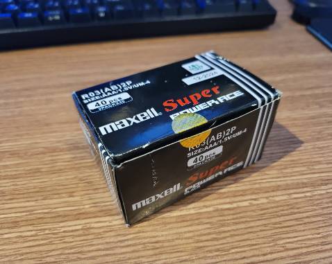 Đó là một sản phẩm giả mạo 😠💥. Đây là một trải nghiệm tồi tệ nhất, và tôi đã nhận lại tiền 💸💔.

So sánh với sản phẩm chính hãng, có nhiều khác biệt mà kể cả trẻ em cũng có thể nhận ra 🧒👀.

So sánh với sản phẩm chính hãng mà tôi đã có 👌🔍:

In chữ trên nhãn không rõ nét 🏷️🖨️
Phông chữ trên nhãn không giống với sản phẩm chính hãng 🏷️🔤
Kích thước hơi lớn hơn 📏📐
Pin khô có độ mềm hơn một chút 🔋🍮
Ngày hết hạn không được ghi trên mặt sau của nhãn 🏷️📅

Nếu so sánh với sản phẩm chính hãng mà giá rẻ hơn rõ rệt, bạn nên nghi ngờ rằng nó có thể là sản phẩm giả mạo, sẽ an toàn hơn 🤔💸.

Mua hàng rẻ tiền sẽ mất tiền 💰🔥.
Sản phẩm giả mạo của pin có thể dẫn đến các vấn đề nghiêm trọng như vụ nổ hoặc hỏa hoạn, vì vậy hãy cẩn thận nhé mọi người 👩‍🚒🔥🧯.

Hãy xem hình ảnh 📸🔍.