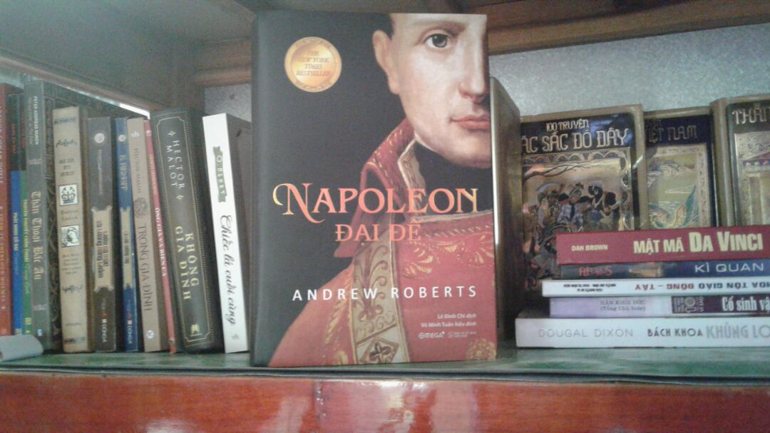 tiki giao hàng nhanh, nói chung sách hơi mắc tiền nên khâu bảo quản khá tốt. sách không bị gấp nếp mà rất đẹp, mình cực kì hài lòng. có điều sách hơi dày nên khó mang theo khi ra ngoài. còn nội dung thì khá ổn, mình mới đọc có phần đầu mà thấy văn phong ok lắm.