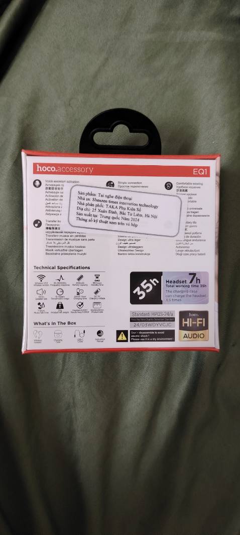 1. Dáng gọn, đẹp, chắc, bật nắp dùng lên là ae thấy ngay. 2. Đặt tiki now 9h tối hôm trước, 9h sáng nhận hàng, hộp đủ, nguyên zin, như ảnh. 3. Dùng từ 8h sáng đến 14h25 chiều mới thay tai trái (ko hết pin mà để tránh đeo lâu gây đau tai, mới mua nên dùng 7h max volum là đúng như nhà sx đã báo). Hộp pin nhận lúc đầu là 100%, lúc sạc 1 tai đến lúc đầy là 94%. 4. Vừa đeo vừa nấu bếp ko bị rơi, êm tai, khi nằm cũng khá ok, chạm cảm ứng bật tắt nhạy. 5. Âm lượng với các ae nghe truyện audio là OK. Nếu ra ngoài có tạp âm xe cộ trên đường thì hơi nhỏ. Quá ổn trong tầm giá.