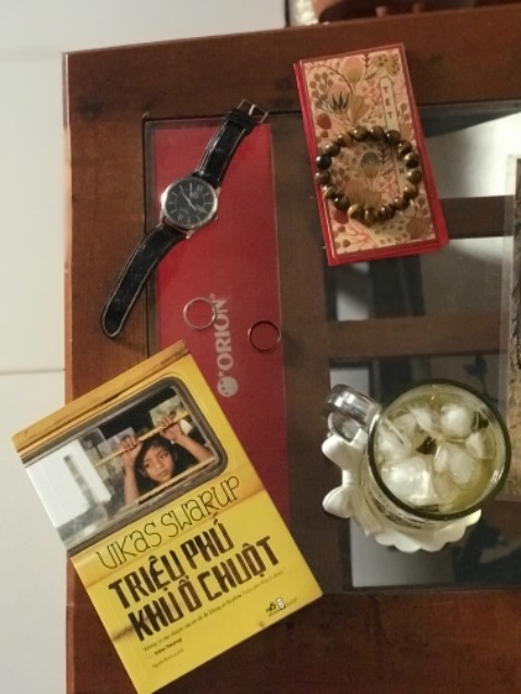 Nội dung hấp dẫn. Cách kể đan xem quá khứ và hiện tại. Cung cấp nhiều thông tin kiến thức về Ấn Độ.