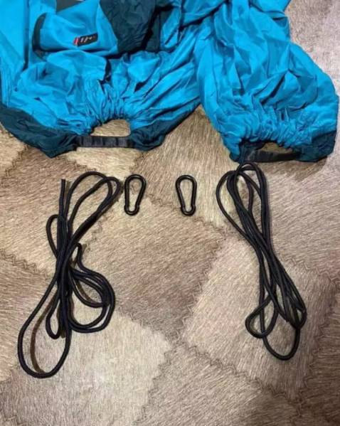 Đầy đủ phụ kiện chính hãng Naturehike, võng này gọn dùng xong xếp gọn vô túi, lúc tháo treo võng lên túi thành nơi để điện thoại khá tiện. Cảm ơn shop tư vấn nhiệt tình và món quà, võng nằm mát không bị nóng cái lưng bí khí và chịu nặng được