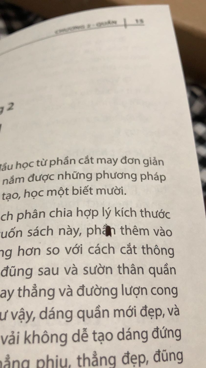 Bìa sách đẹp, tuy nhiên mới đọc vài trang đầu đã thấy giấy của sách bị thủng, có vết bẩn, khá thất vọng