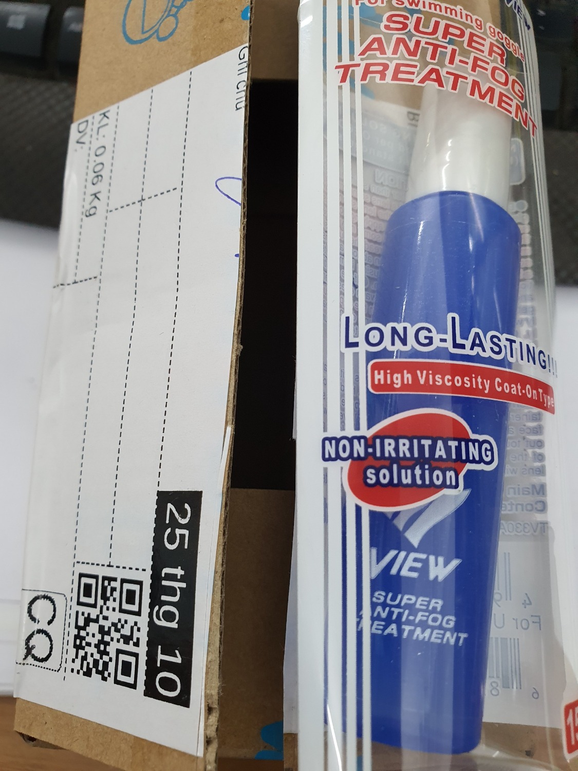 Sau khi *** thử vài lần thì tôi có review như sau: 
- Nó cũng có giúp cải thiện việc mờ kính do hơi nước. Hơi nước bám vào kính bay nhanh hơn so với bình thường 1 chút. Nhưng như thế là chưa đủ với tôi. Tôi đã từng sử dụng sản phẩm khác có tác dụng rõ rệt hơn nhiều.
- Sản phẩm có giá tương đối cao, nhưng tác dụng không được như kỳ vọng. 
- Bên dưới là ảnh tôi review thử. Tôi có up video nhưng hình như không up được. Chỉ có ảnh. Mắt kính bên trái tôi dùng sản phẩm khác. Và thử sản phẩm này với mắt bên phải, nhưng khi đưa vào cốc nước ấm thì mắt kính phải mờ hẳn. Cho thấy hiệu quả chống mờ không tốt lắm.
- Tôi không đề xuất sản phẩm này.