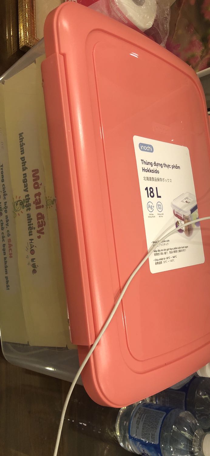 Thùng nhựa trong nắp hồng, to, đẹp, đáng mua lắm ạ.
Phí ship tiki rất hợp lý nữa