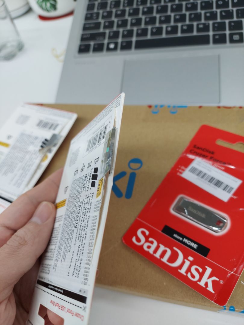 Tiki now giao nhanh, tuy nhiên cả 3 USB đều bị hiện tượng bị tháo bao bì ngang hông, tróc tem ngay khi khui họp. Đề nghị Tiki nhận và giao lại sản phẩm còn nguyên bao bì,tem nhé. trong tình trạng như này  không đánh giá chất lượng vì chưa dùng.