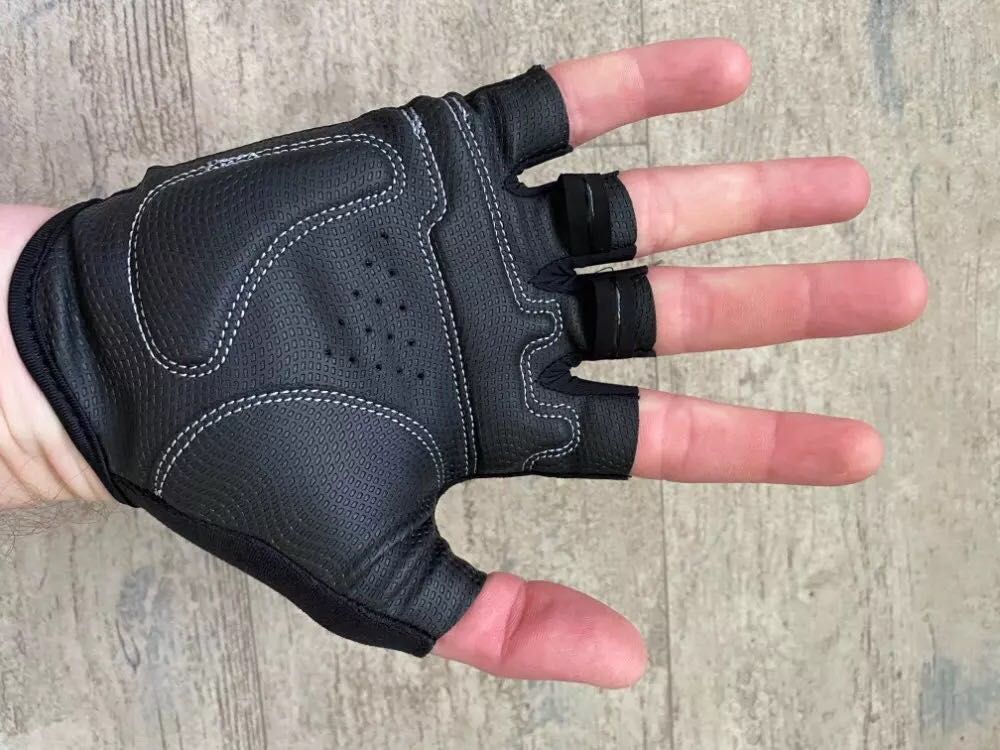 Găng tay như mô tả, đẹp, nhưng khuyên mọi người tay ai mập như tui nên + 1size nữa là đẹp, 5 sao về chất lượng Găng tay như mô tả, đẹp, nhưng khuyên mọi người tay ai mập như tui nên + 1size nữa là đẹp, 5 sao về chất lượng