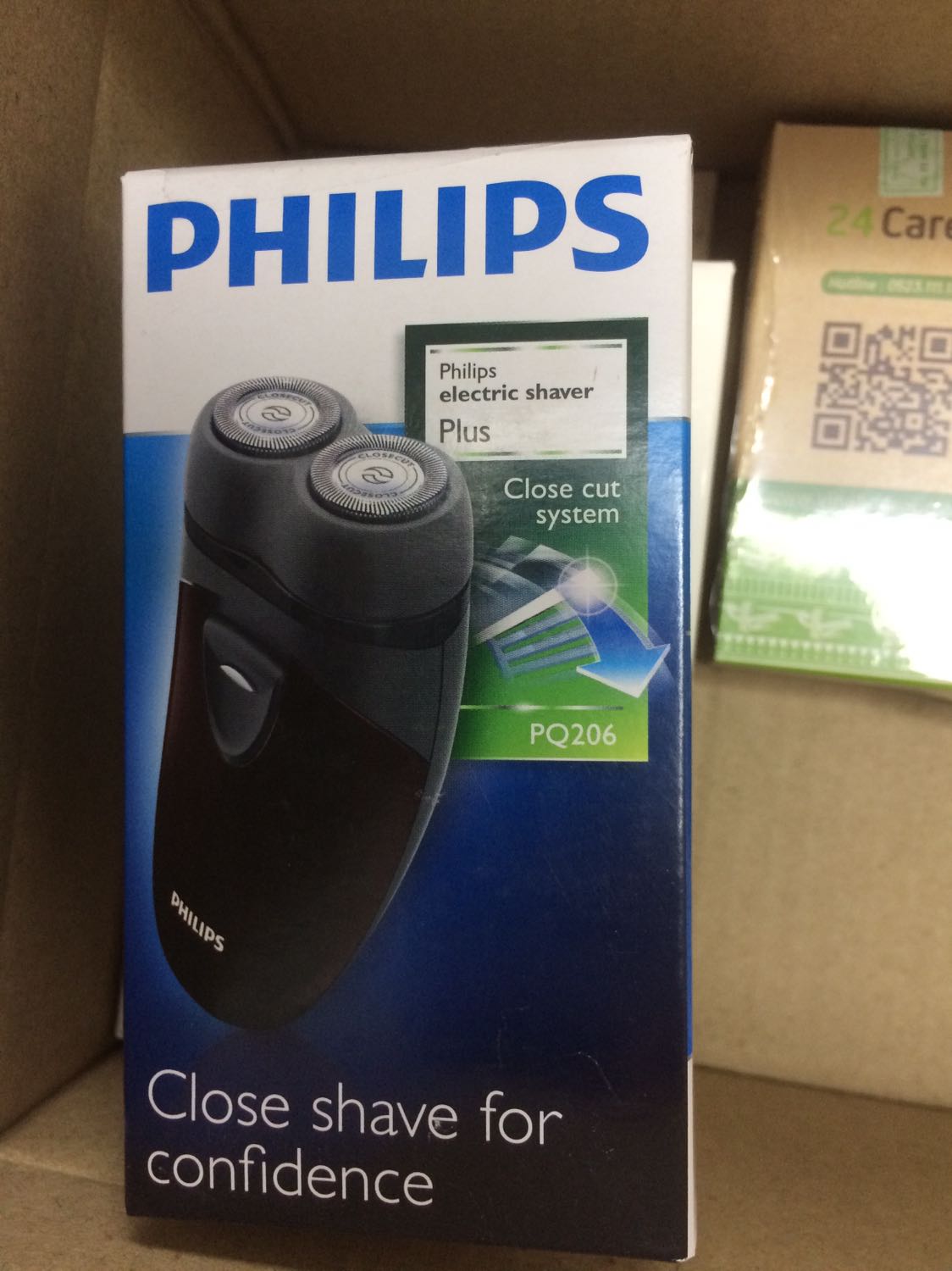 Giao hàng nhanh, sản phẩm có hướng dẫn sử dụng chi tiết, mới đầu mình lắp pin vào dùng không được, xem hướng dẫn mới biết lắp pin ngược. Mình mới dùng nhìn chung thấy dễ sử dụng, cạo êm, có cọ vệ sinh máy khá ổn