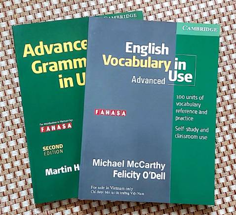 - Đặt trước Tết nên sau Tết mới có. FAHASA bọc sách kĩ, quấn giấy xốp quanh sách.
- Sách nguyên vẹn, mới, không trầy xước, gãy rách gì cả.
- Hình thức: Bìa sáng màu, bóng, bên trong giấy trắng, in ấn rõ nét. Giấy dày, không bị hiện chữ từ trang sau.
- Nội dung: 100 units xoay quanh các chủ đề từ vựng tiếng Anh nâng cao. Có giải thích, ví dụ ở mỗi unit dễ hiểu và bài tập rèn luyện sau đó.
Mình đã sử dụng English Grammar In Use (for intermediate learners) và mua đặt thêm quyển Advanced Grammar của cùng tác giả, rất bổ ích nên mua dùng thêm quyển này. Mọi người có thể an tâm tin dùng nhé!