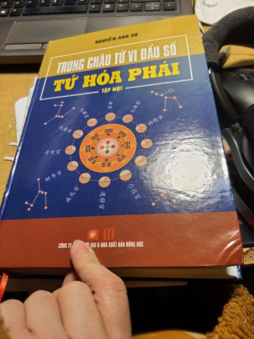 về cơ bản in ấn ok, bọc bóng cả 2 cuốn. dây đánh dấu trang hơi lem ra giấy, mép bìa hơi móp nhưng không ảnh hưởng. shop đóng gói cẩn thận, giao hàng nhanh.