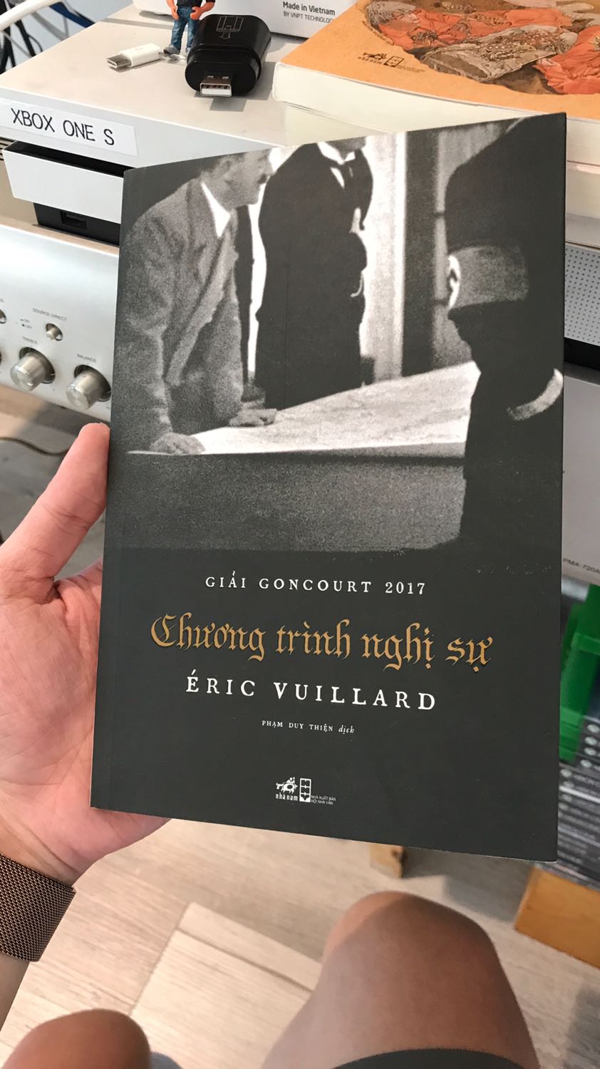 Giao hàng cẩn thận, đóng thùng và bảo vệ sách cẩn thận, không bị nhăn quăn góc hay trầy bìa. Mọi thứ đều ổn như ra nhà sách mua sách trực tiếp

Mình mua hơn 100 cuốn trên tiki rồi, chưa bao giờ nhận sách không như ý, và không có lý do gì để phàn nàn.

Cám ơn Tiki Book!