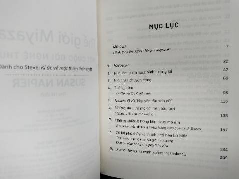Khổ sách nhỏ hơn mình nghĩ, xoè cả bàn tay là ôm trọn. Còn lại thì tốt tốt, ngoài hình đen trắng ở từng chương (về các bộ phim dấu mốc của Miyazaki), thì còn có một tập hợp ảnh màu ở giữa sách~ bạn nào mê Ghibli hay muốn đi vào vào thế giới phim của Ghibli thì nên mua cuốn này nhen.