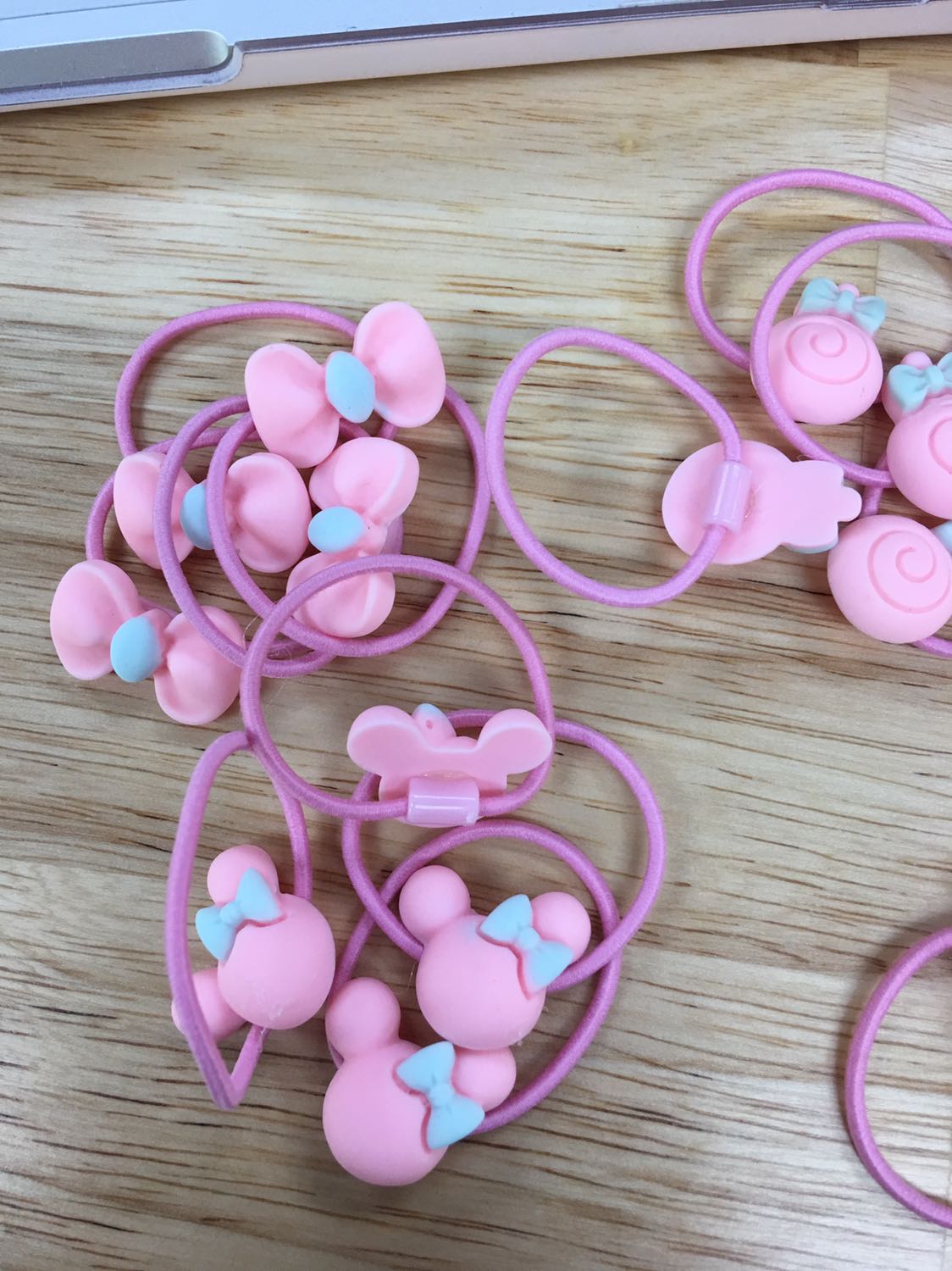 Giao hàng nhanh, kiểu dễ thương, tuy nhiên mình nhận được tất cả cùng 1 màu, không phải nhiều màu như mô tả, có 10 mẫu, mỗi mẫu 4 cái