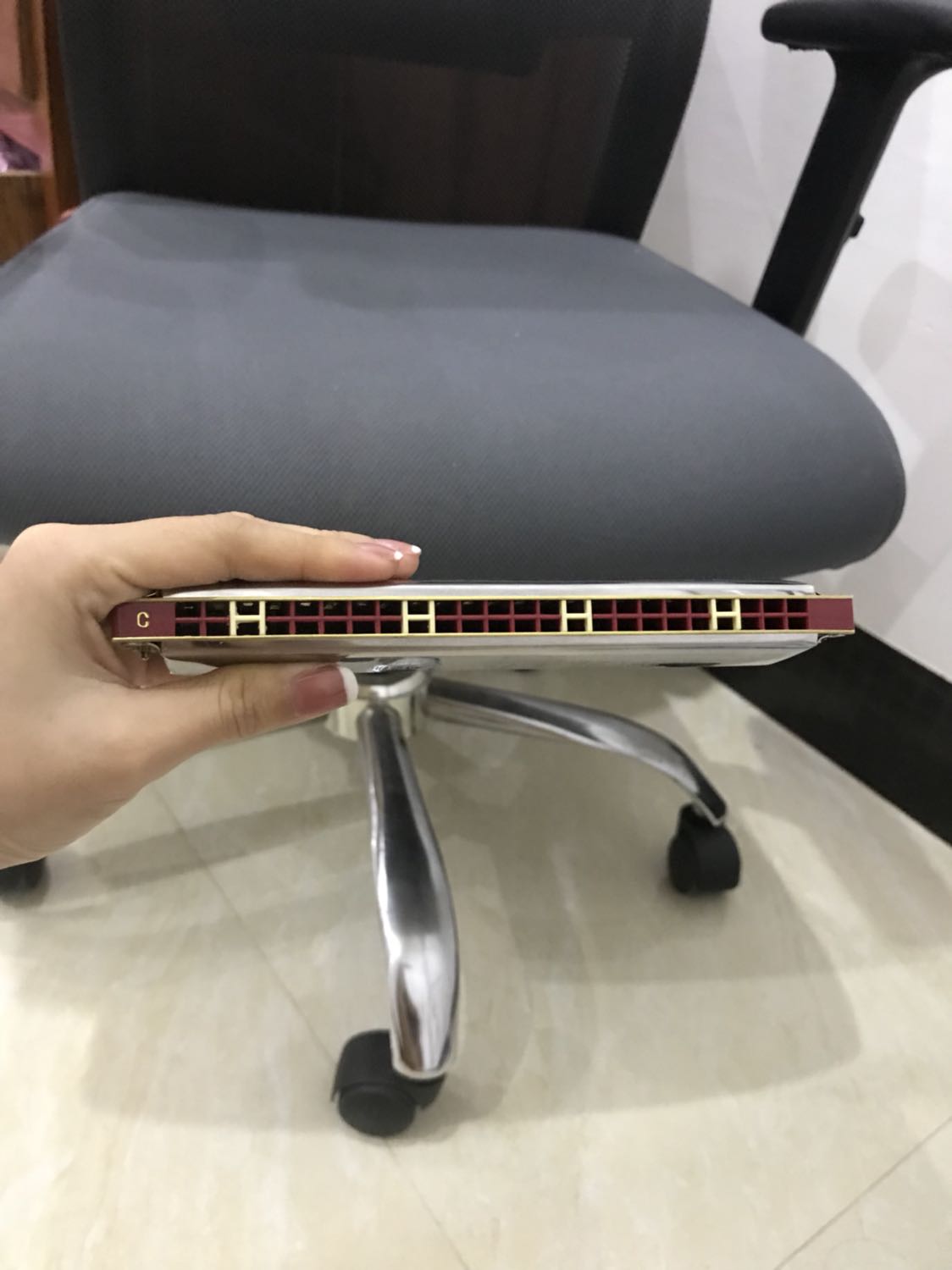 Kèn đẹp, âm thanh ok, rất thíc hợp cho người mới bắt đầu tập chơi, mình nghiên cứu cách thổi trên mạng, mua về tự tập đc 2 ngày rồi thấy kèn rất ok