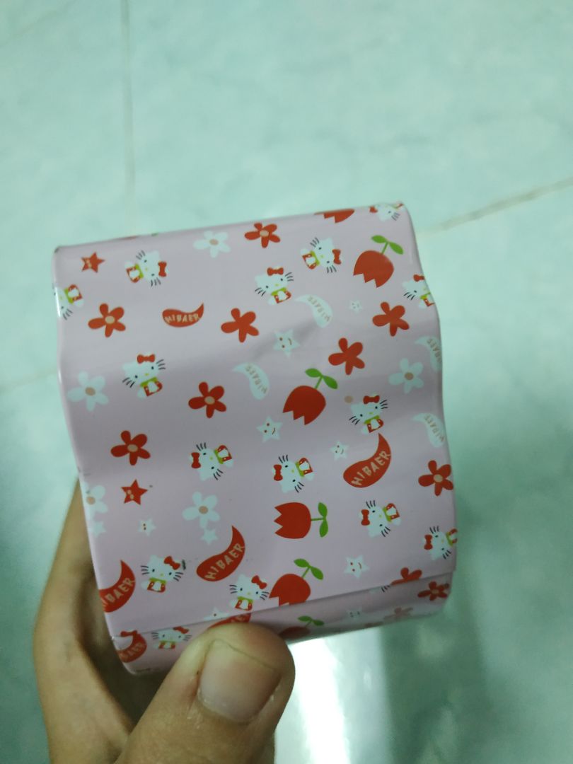 Mở ra thấy cái hộp bé tẹo mà để trong hộp giấy tiki rất là bự, đóng gói ok nhưng không hiểu sao hộp vẫn bị móp một xíu bên phải. Nhìn bớt đẹp một xíu. Còn dây thì đủ số lượng, 5 màu, 10 kiểu khác nhau, khá xinh.